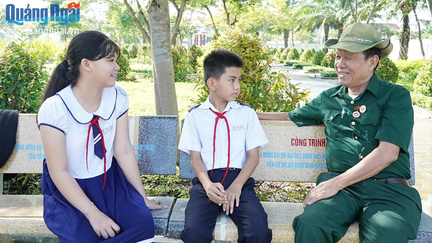 Cựu chiến binh Phan Quang Ngôn ở thôn Diên Niên, xã Tịnh Sơn kể cho thế hệ trẻ nghe về Chiến thắng Ba Gia.&nbsp; &nbsp; &nbsp; &nbsp;