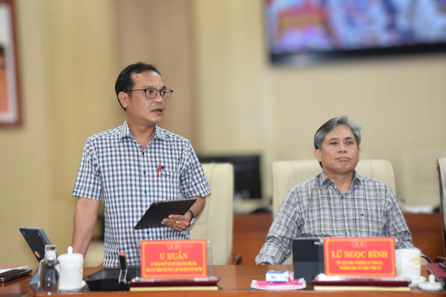 Ủy viên dự khuyết Trung ương Đảng, Phó Bí thư Thường trực Tỉnh ủy, Chủ tịch Ủy ban MTTQ Việt Nam tỉnh U Huấn điều hành chương trình thảo luận tại phiên họp.