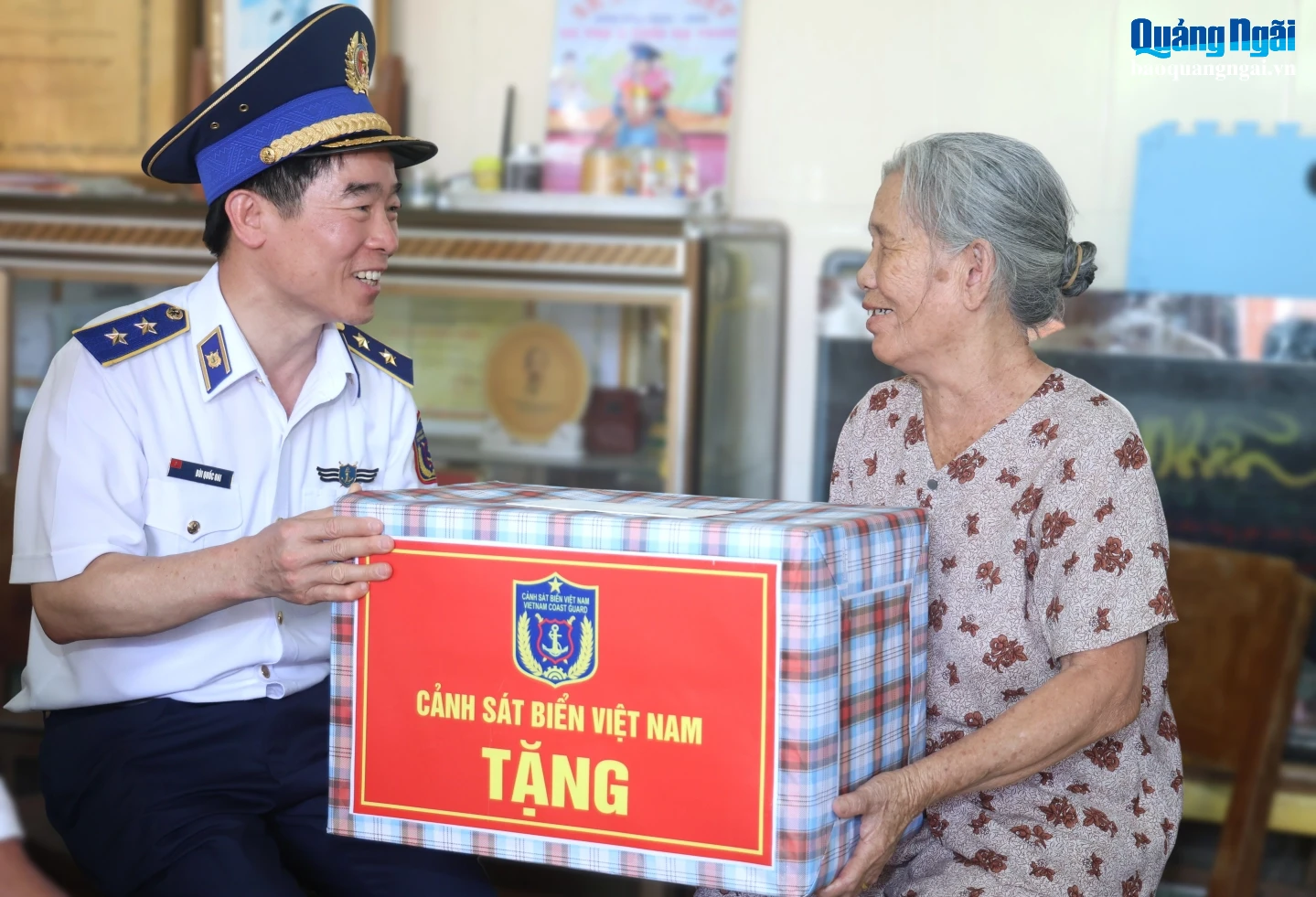 Trung tướng Bùi Quốc Oai - Bí thư Đảng ủy, Chính ủy Cảnh sát biển Việt Nam tặng quà cho các gia đình.