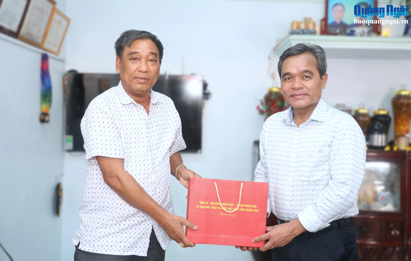 Ủy viên Trung ương Đảng, Bí thư Tỉnh ủy Hồ Văn Niên trao quà cho các gia đình.