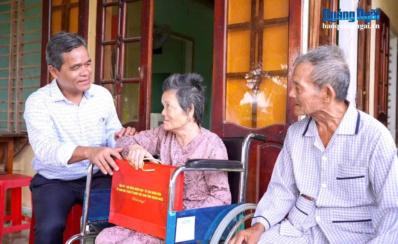 Bí thư Tỉnh ủy Hồ Văn Niên thăm, tặng quà gia đình thương binh Nguyễn Thị Đức.