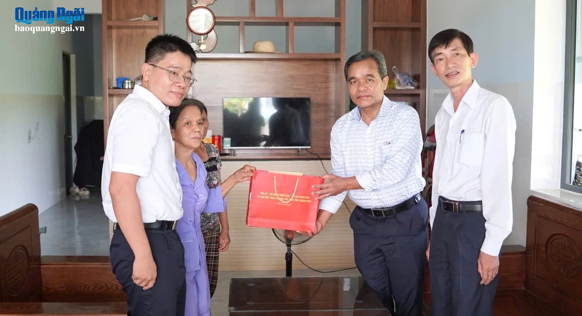 Bí thư Tỉnh ủy Hồ Văn Niên cùng lãnh đạo Sở Nội vụ, xã Đông Sơn thăm, tặng quà thương binh Bùi Thị Nở.
