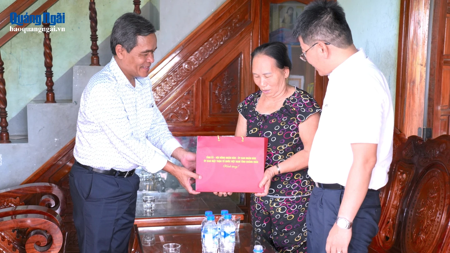 Thăm, tặng quà thương binh Nguyễn Thị Trà.
