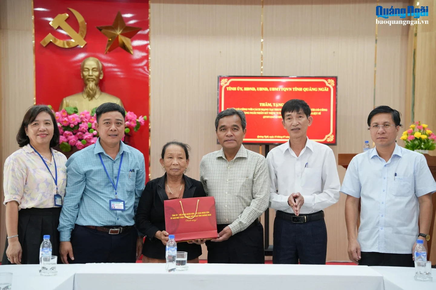 Bí thư Tỉnh ủy Hồ Văn Niên thăm và tặng quà người có công với cách mạng