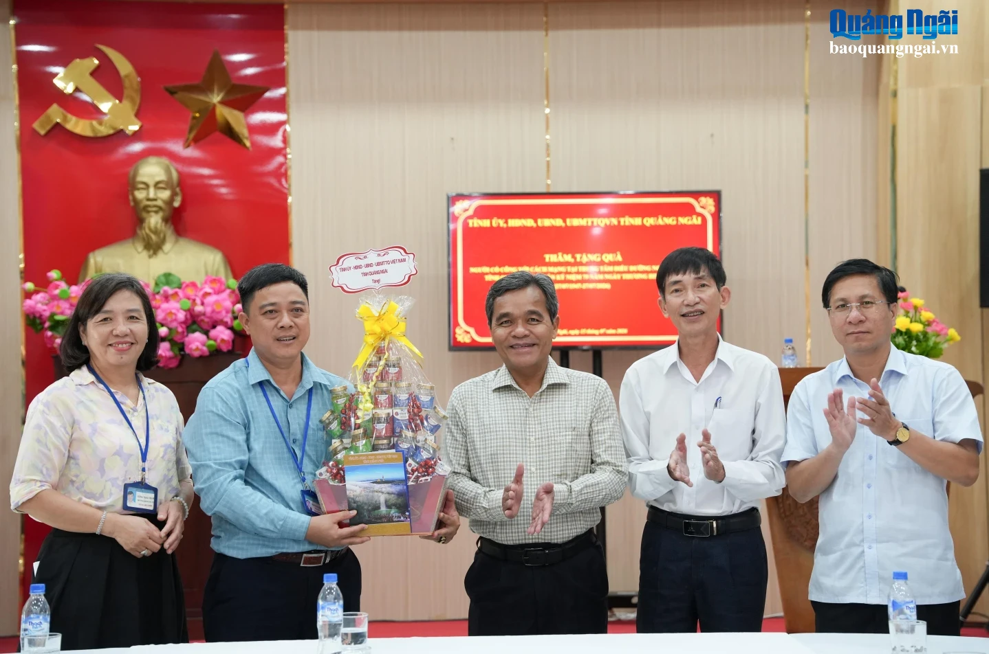 Ủy viên Trung ương Đảng, Bí thư Tỉnh ủy Hồ Văn Niên tặng quà cho Trung tâm Điều dưỡng người có công tỉnh, ở xã Tịnh Khê.