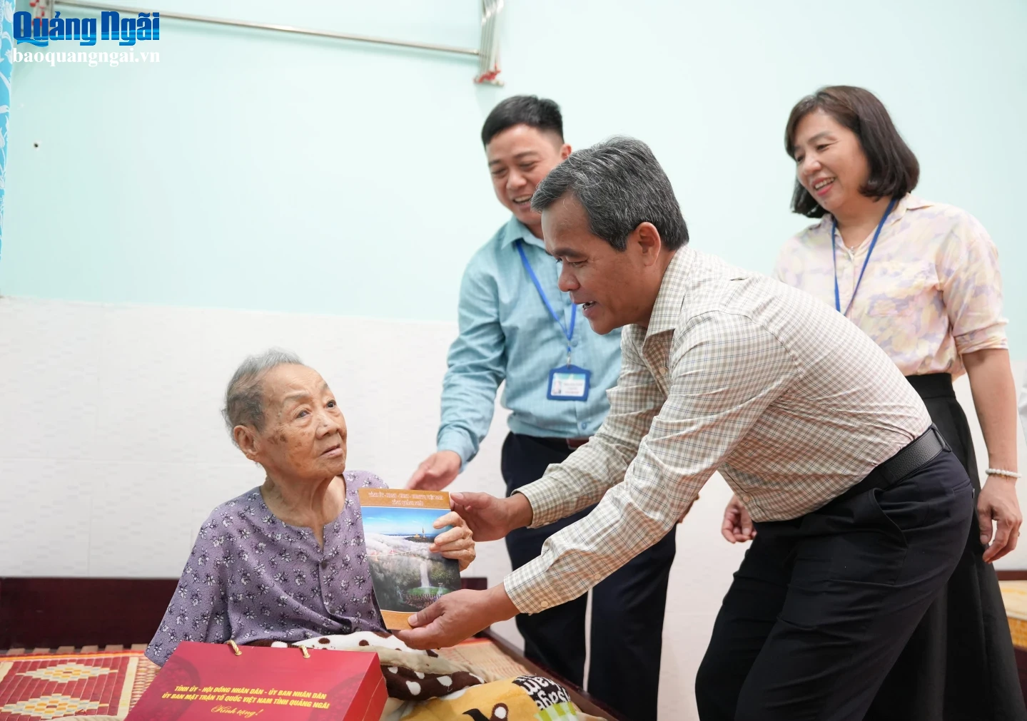 Ủy viên Trung ương Đảng, Bí thư Tỉnh ủy Hồ Văn Niên trực tiếp đến từng phòng thăm hỏi sức khỏe và tặng quà cho người có công tại trung tâm.