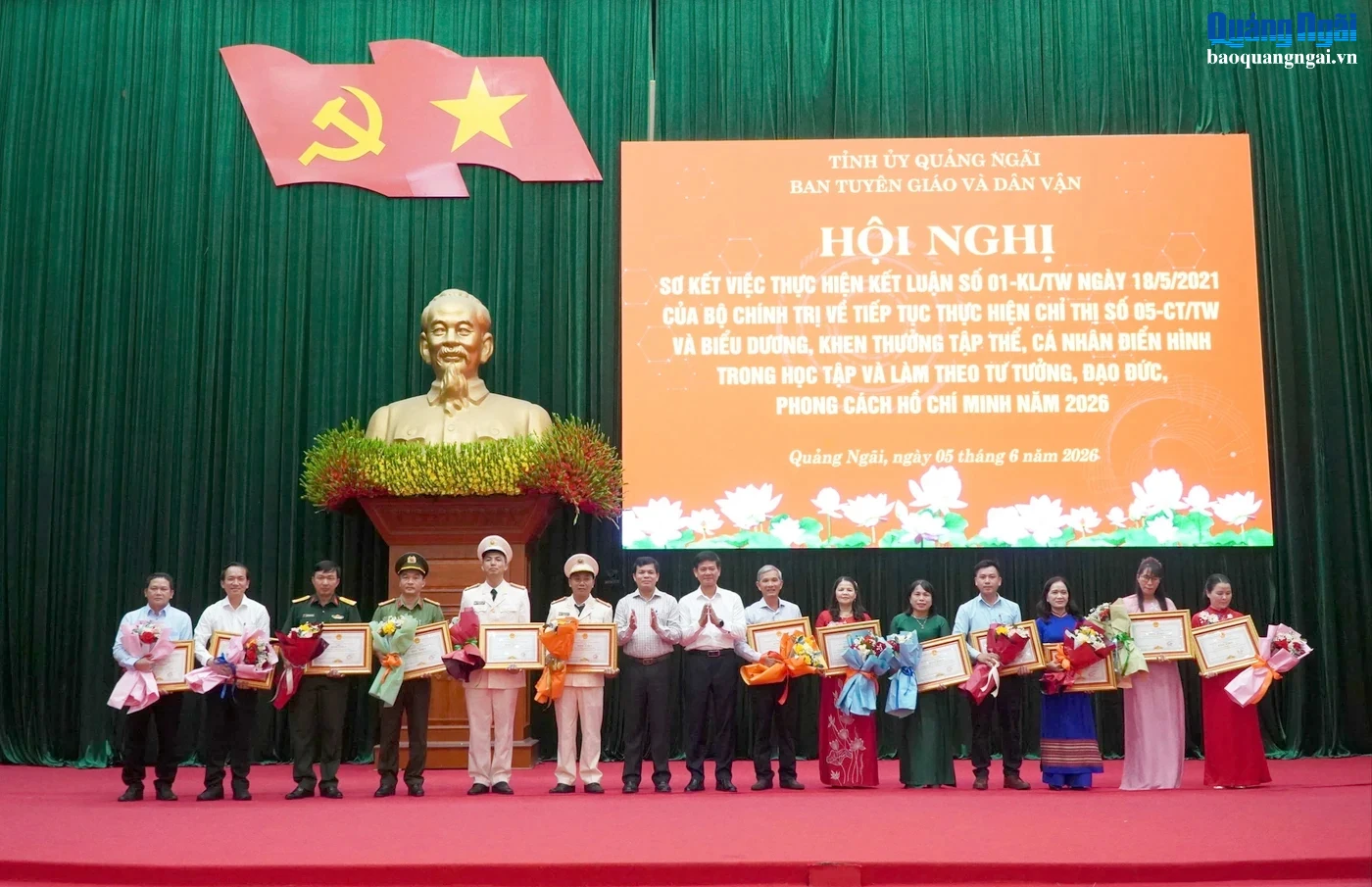 Lãnh đạo tỉnh khen thưởng các tập thể có thành tích xuất sắc trong học tập và làm theo tư tưởng, đạo đức, phong cách Hồ Chí Minh. Ảnh: VÂN TUYỀN