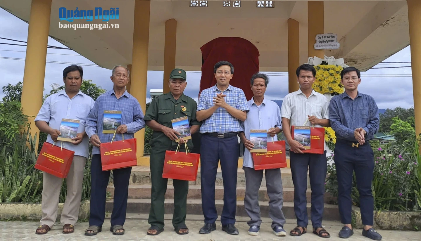 Giám đốc Sở Công Thương Nguyễn Thanh Mân trao quà tri ân người có công tại xã Dục Nông.