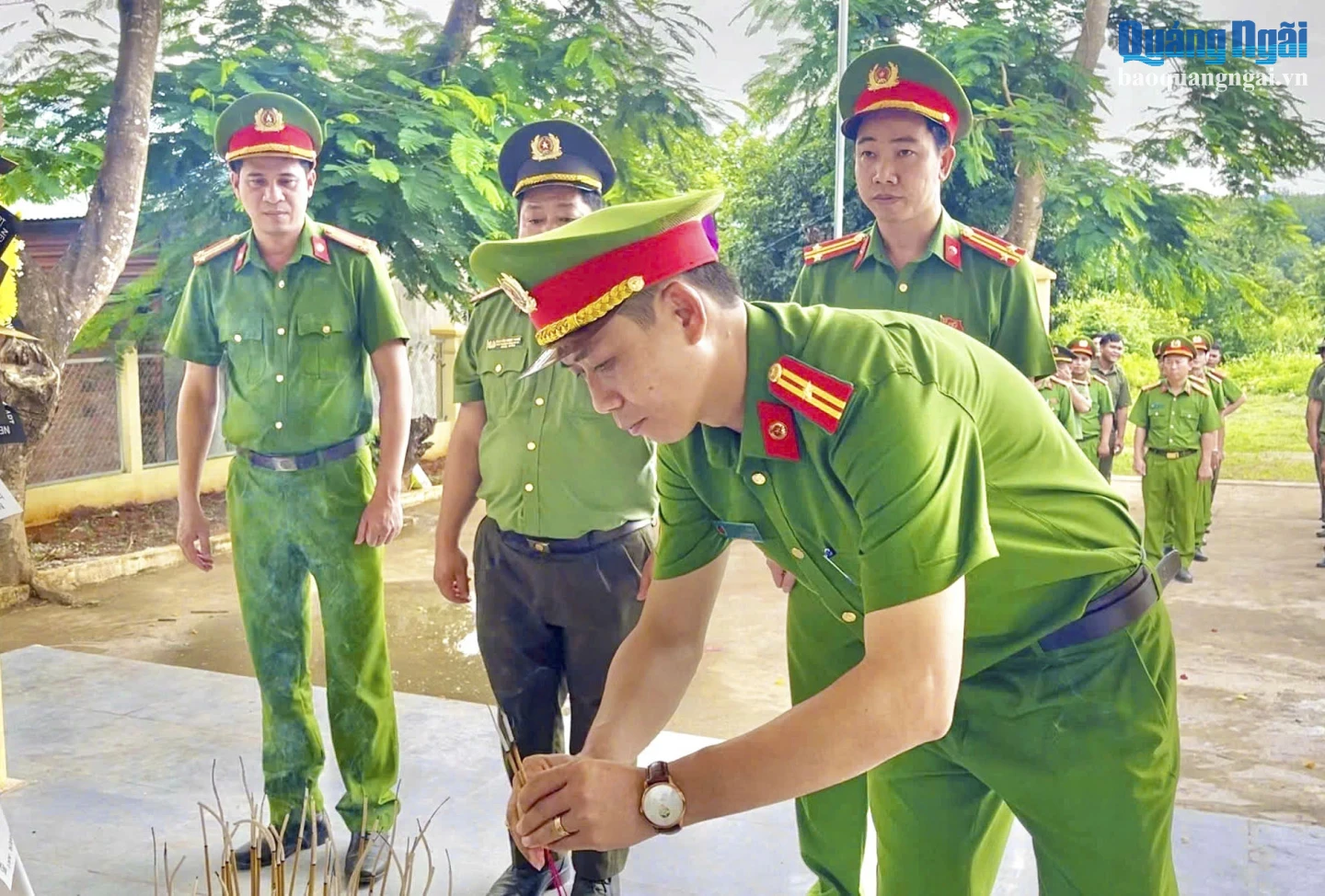 Thắp hương tưởng nhớ các Anh hùng liệt sĩ.