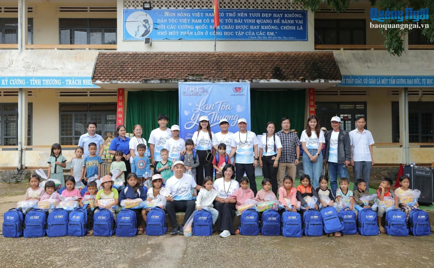 Trao quà nhằm tiếp thêm động lực để học sinh vươn lên trong học tập.