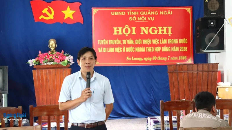 Đại diện Sở Nội vụ giới thiệu các ngành nghề, vị trí việc làm đang có nhu cầu tuyển dụng cao.