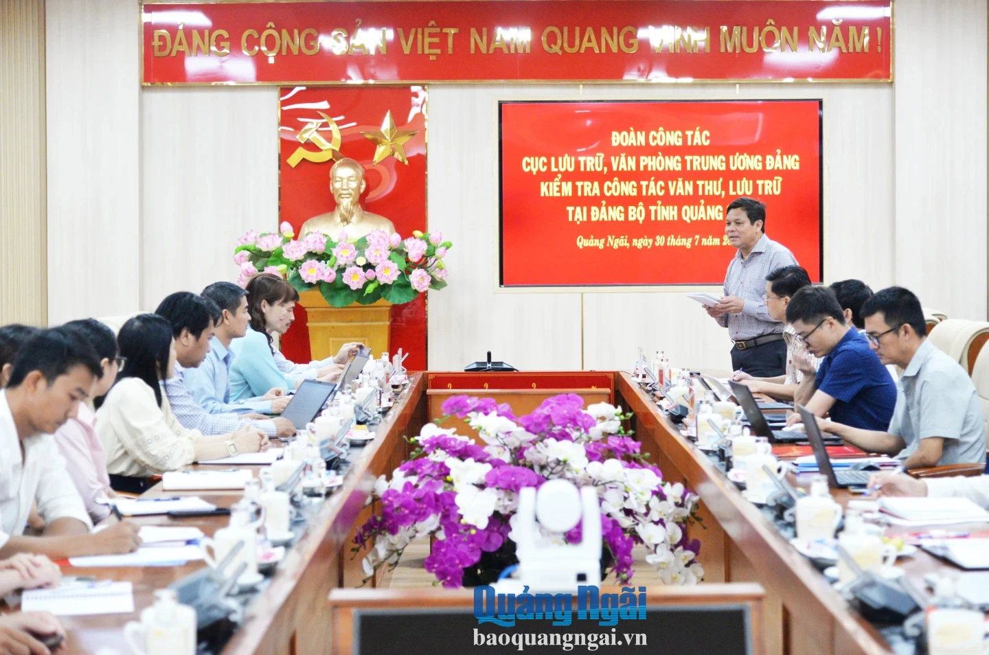 Quang cảnh buổi làm việc.