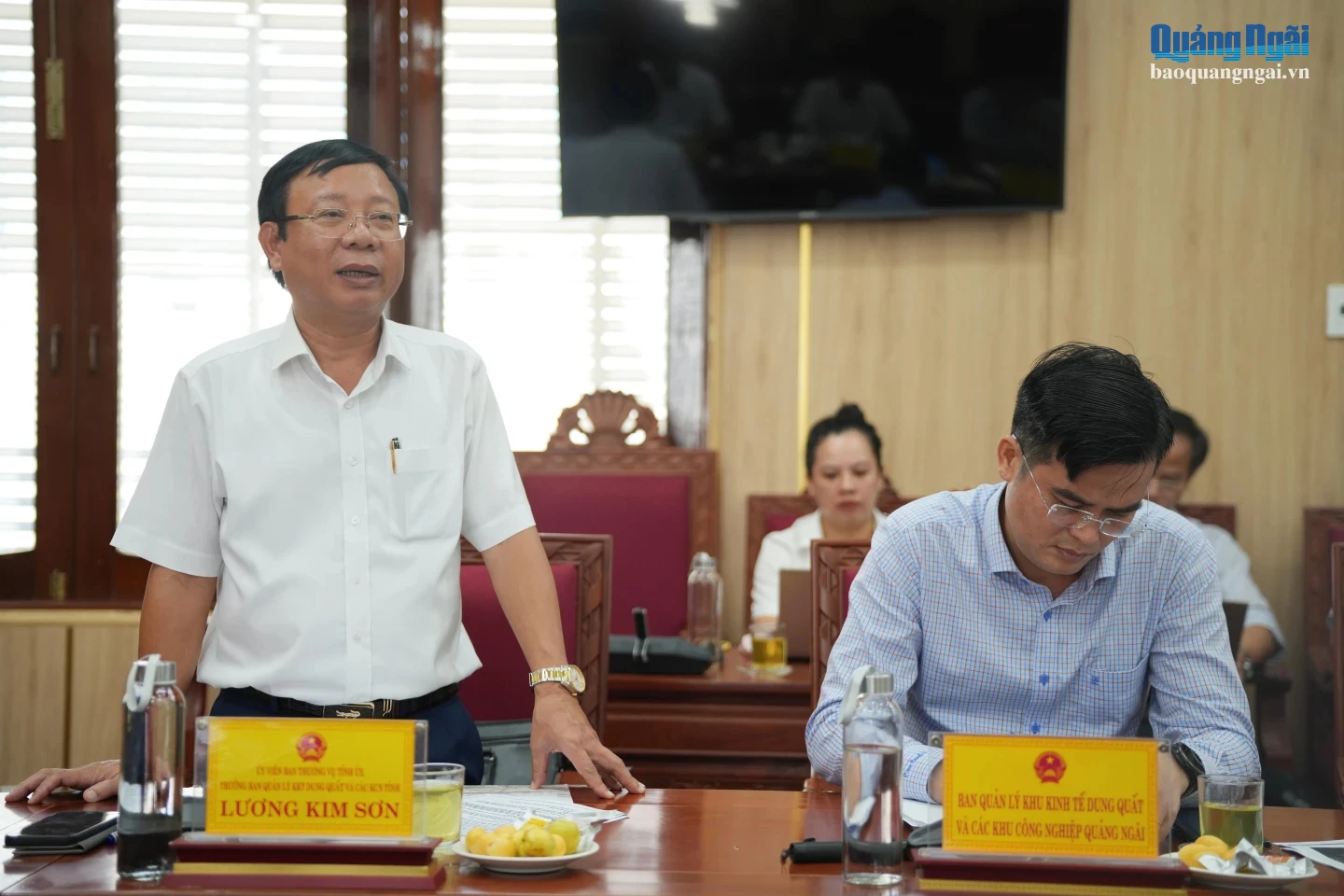 Ủy viên Ban Thường vụ Tỉnh ủy, Trưởng ban Quản lý KKT Dung Quất và các KCN tỉnh Lương Kim Sơn báo cáo tại cuộc họp.