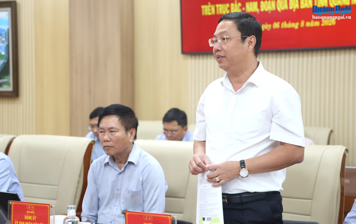 Phó Chủ tịch UBND tỉnh Nguyễn Công Hoàng phát biểu tại cuộc họp.