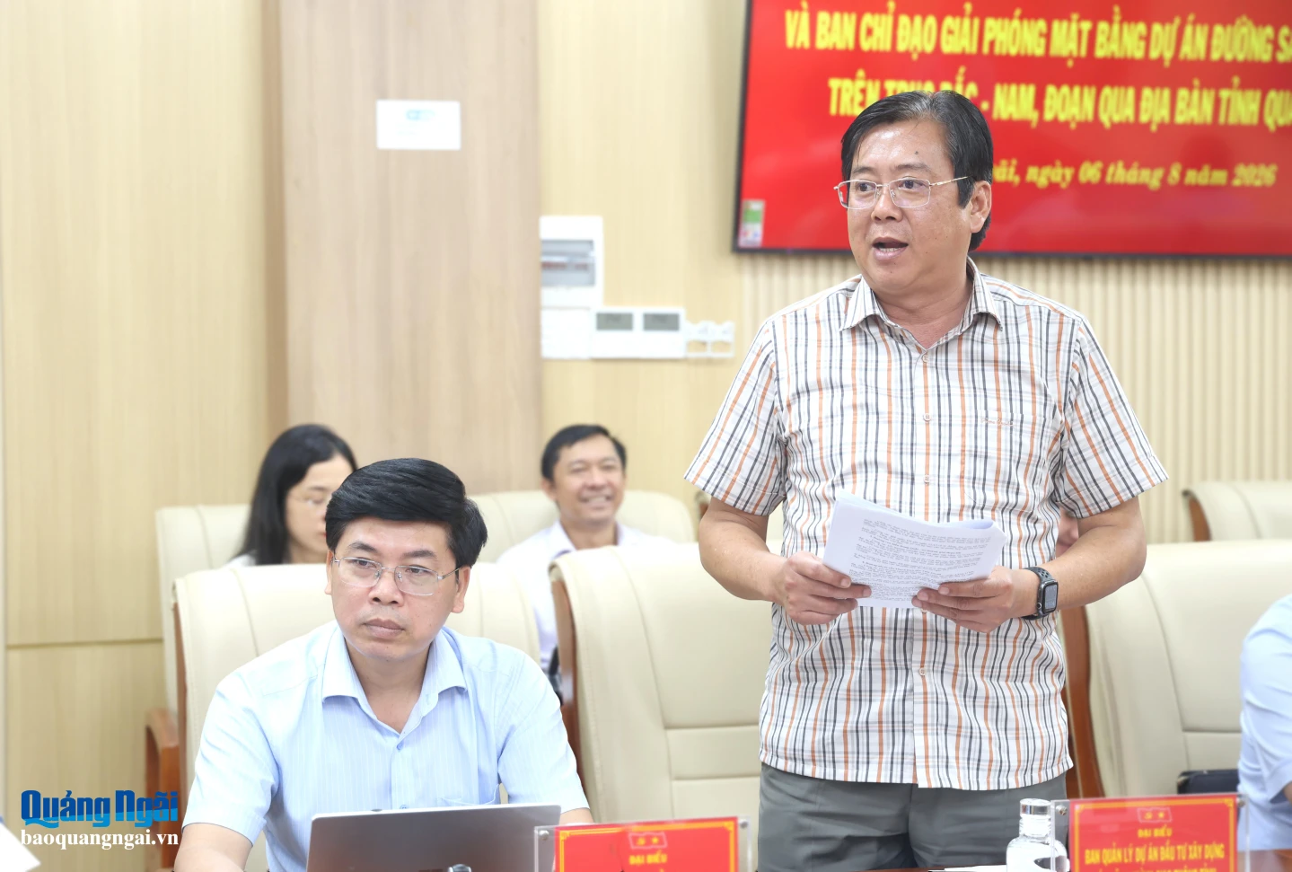 Giám đốc Ban Quản lý dự án Đầu tư xây dựng các công trình giao thông tỉnh Trần Hoàng Vĩnh báo cáo tại phiên họp.