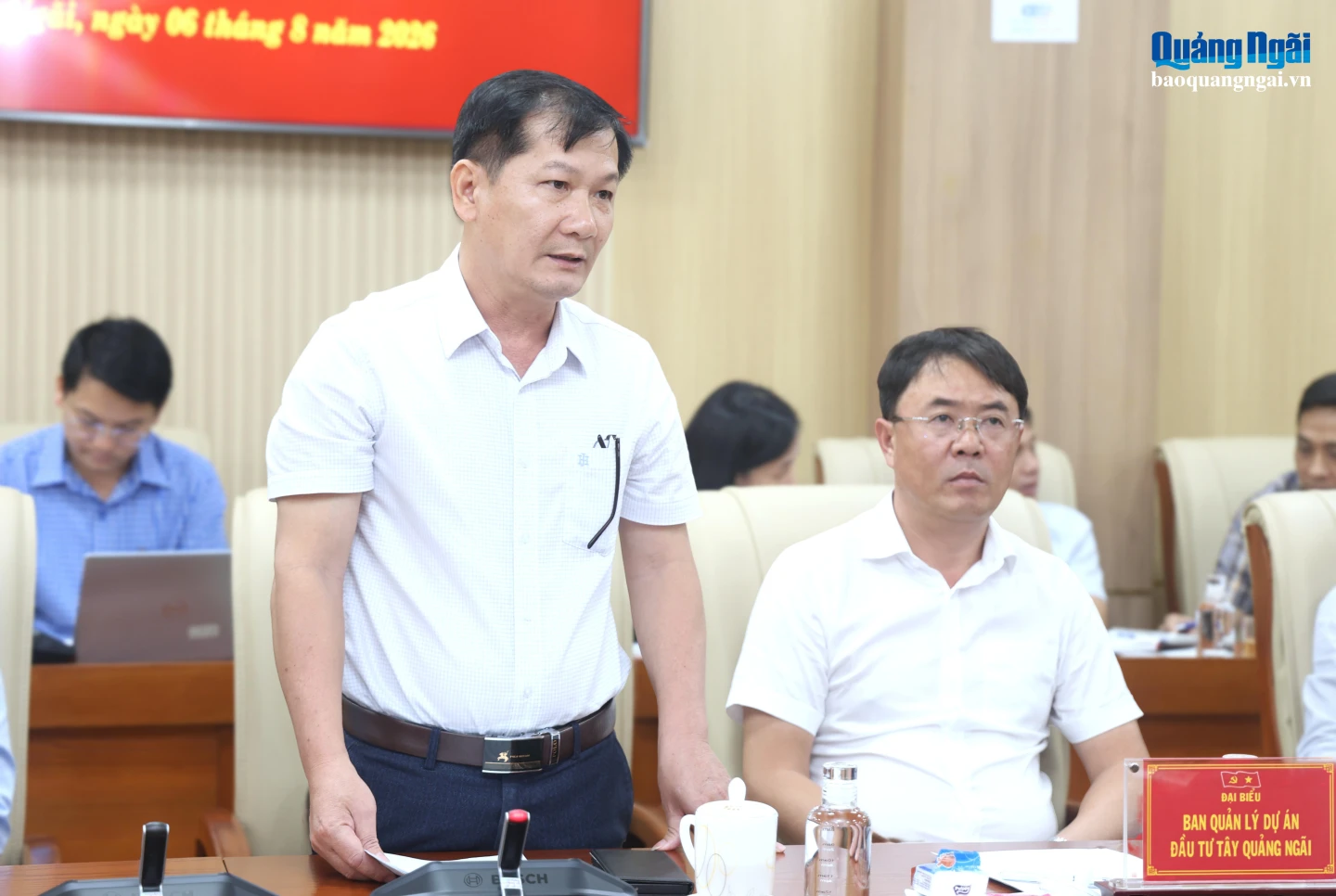 Bí thư Đảng ủy xã Mộ Đức Nguyễn Phú Đức phát biểu thảo luận tại phiên họp.