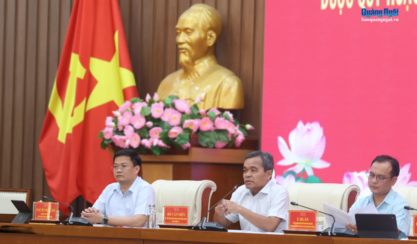 Ủy viên Trung ương Đảng, Bí thư Tỉnh ủy Hồ Văn Niên trao đổi với các đại biểu.