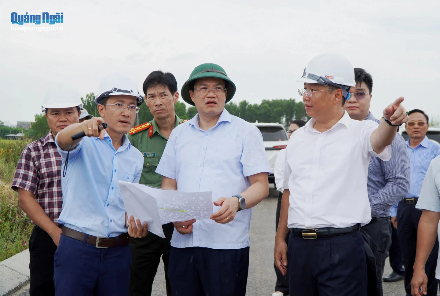 Phó Bí thư Tỉnh ủy, Chủ tịch UBND tỉnh Nguyễn Đức Tâm và Phó Chủ tịch UBND tỉnh Nguyễn Công Hoàng kiểm tra dự án Đường nối cầu Thạch Bích - Tịnh Phong.