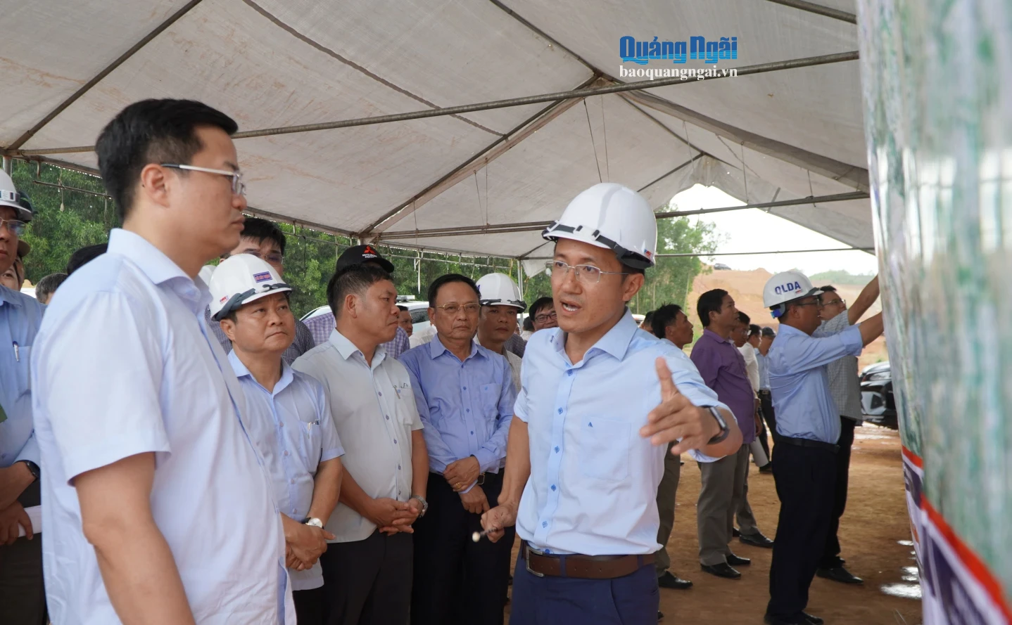 Lãnh đạo Ban Quản lý dự án Đầu tư xây dựng các công trình giao thông tỉnh báo cáo Phó Bí thư Tỉnh ủy, Chủ tịch UBND tỉnh Nguyễn Đức Tâm tình hình thi công dự án Đường Hoàng Sa - Dốc Sỏi.
