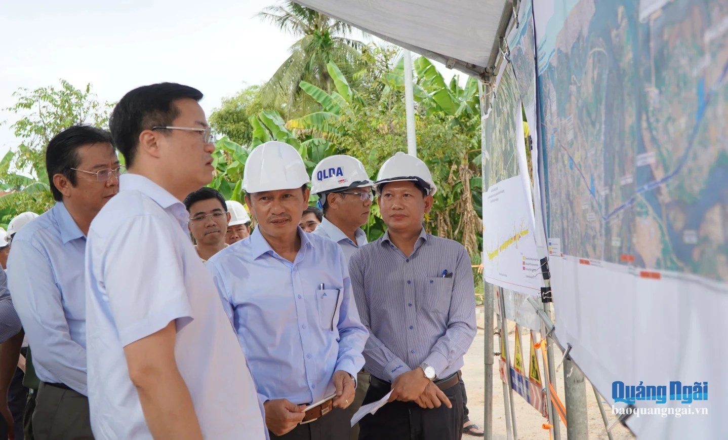 Phó Bí thư Tỉnh ủy, Chủ tịch UBND tỉnh Nguyễn Đức Tâm kiểm tra hiện trường dự án Đường ven biển Dung Quất - Sa Huỳnh, giai đoạn IIa, thành phần 1.