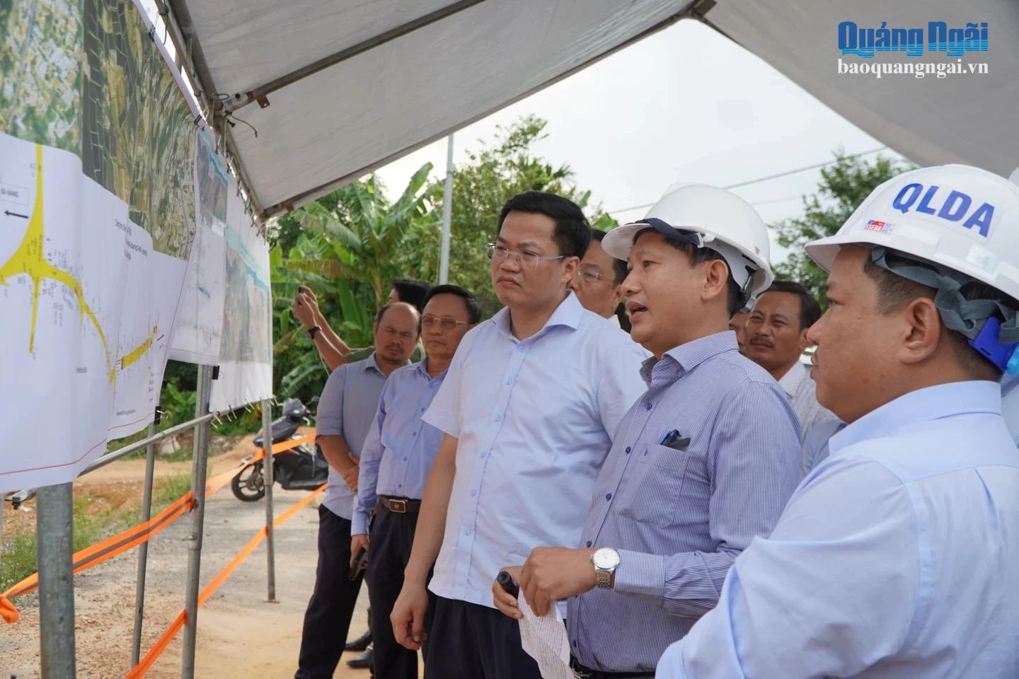 Phó Bí thư Tỉnh ủy, Chủ tịch UBND tỉnh Nguyễn Đức Tâm kiểm tra tại hiện trường thi công dự án Đường ven biển Dung Quất - Sa Huỳnh, giai đoạn IIb.