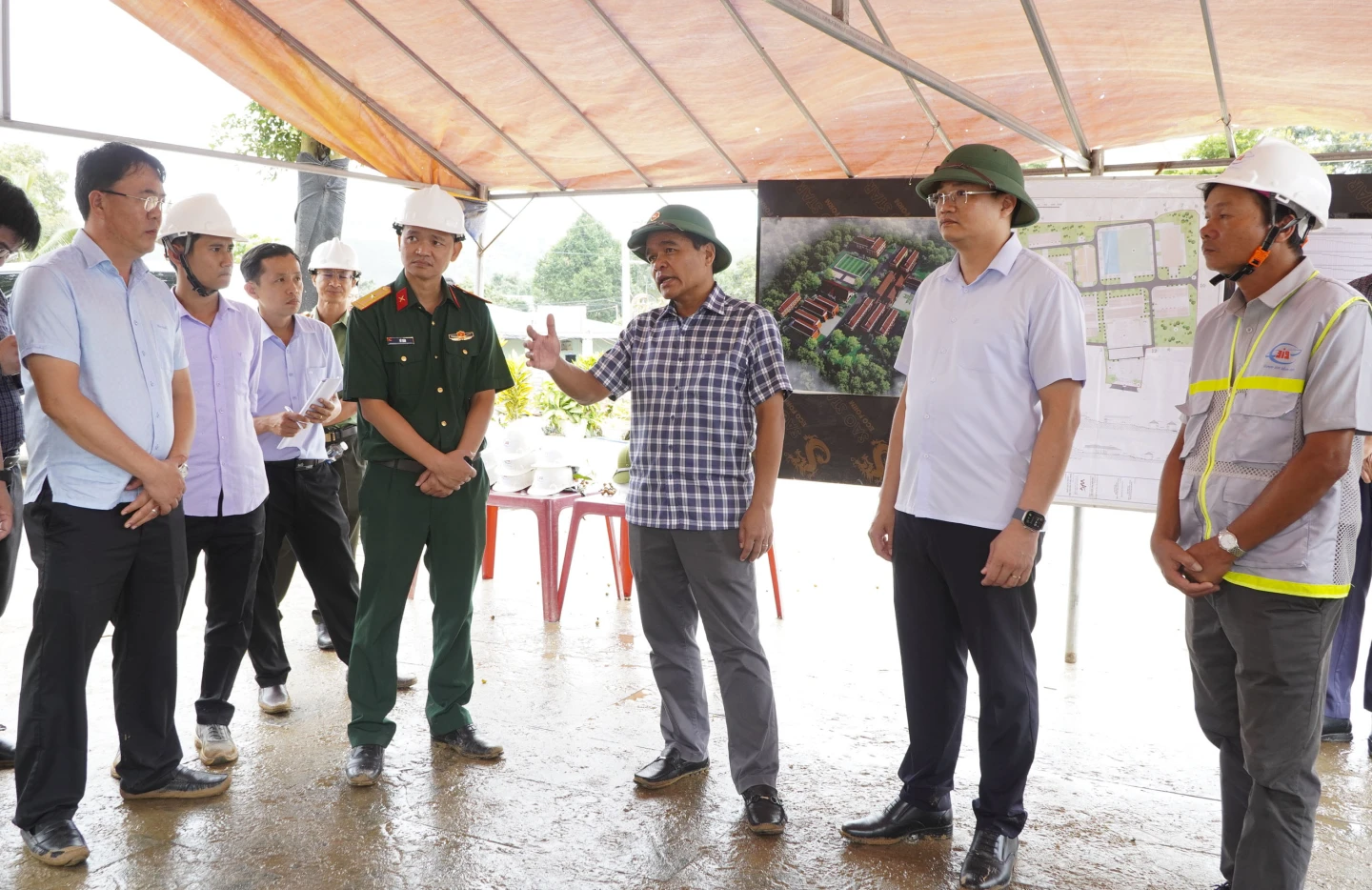 Ủy viên Trung ương Đảng, Bí thư Tỉnh ủy Hồ Văn Niên đề nghị khẩn trương đẩy nhanh tiến độ thi công.