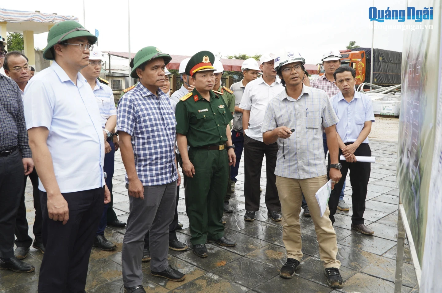 Đại diện chủ đầu tư báo cáo tiến độ thi công các công trình.