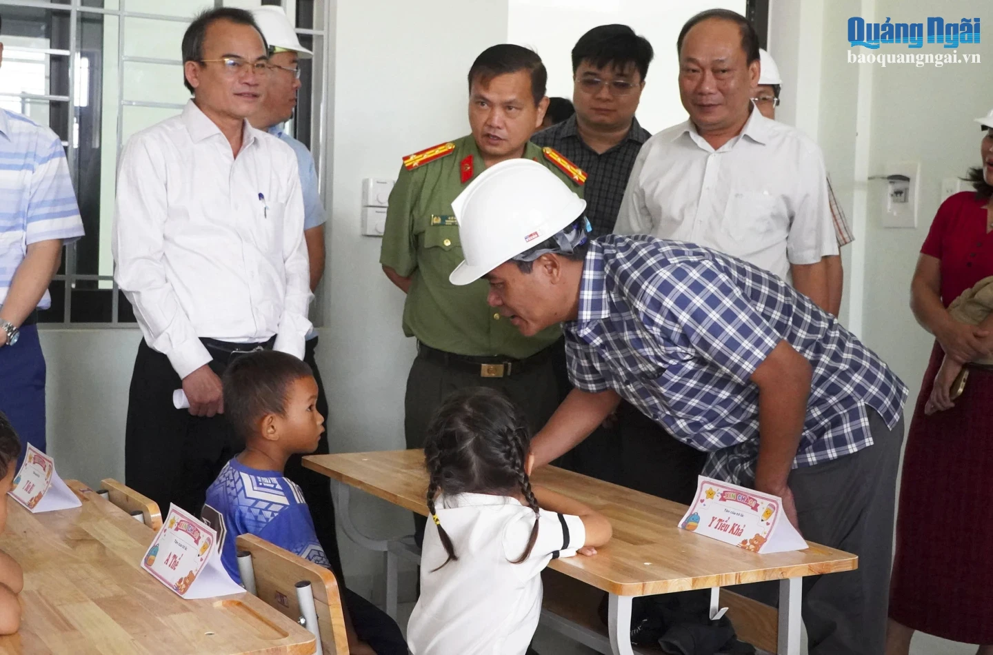 Ủy viên Trung ương Đảng, Bí thư Tỉnh ủy Hồ Văn Niên hỏi thăm các học sinh tại Trường Phổ thông nội trú liên cấp Tiểu học - THCS xã Rờ Kơi.