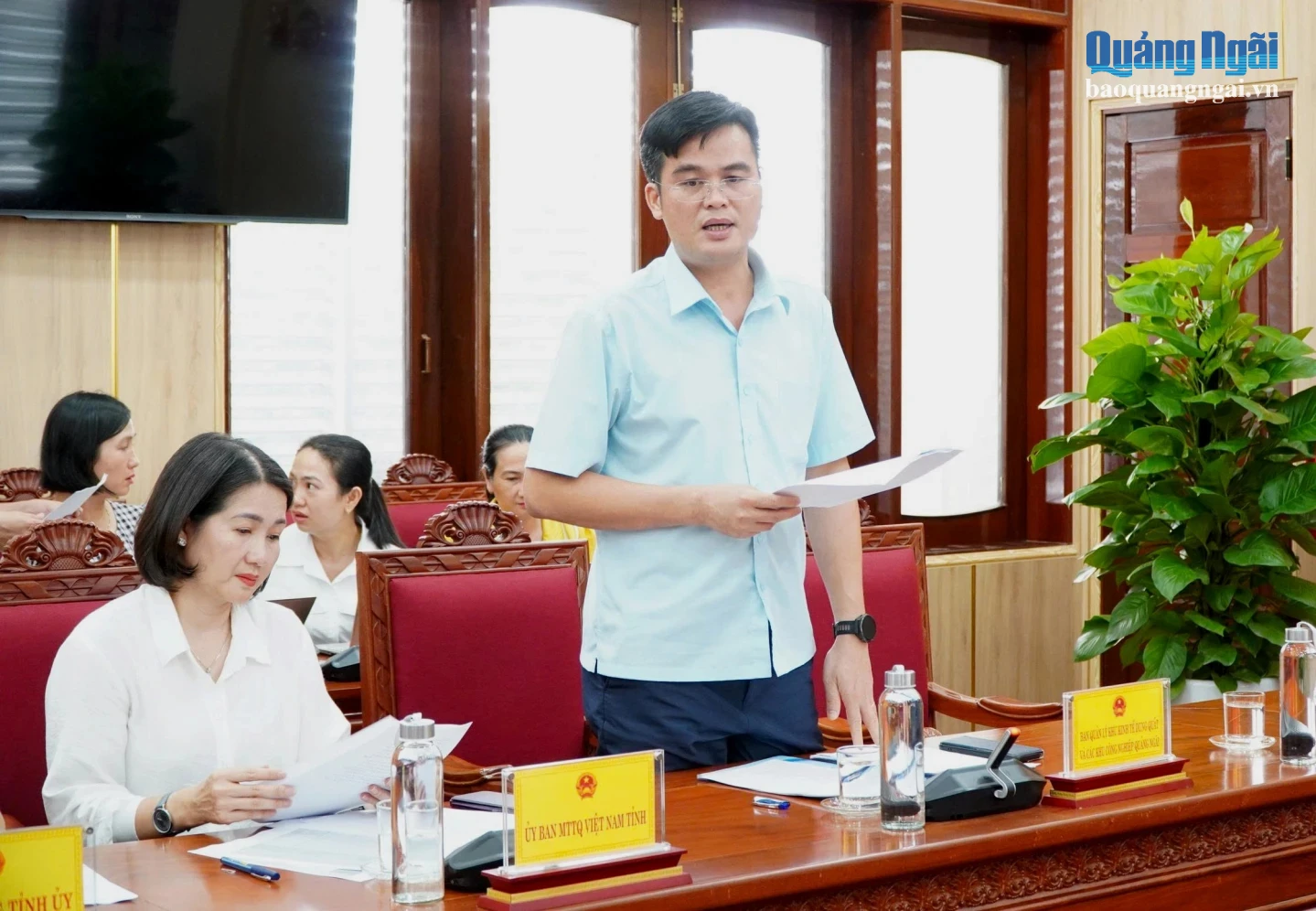 Phó Trưởng Ban Quản lý KKT Dung Quất và các KCN Quảng Ngãi Nguyễn Hải Trường báo cáo tiến độ thực hiện nhiệm vụ tại cuộc họp.