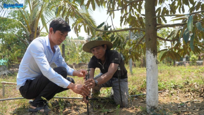Bí thư Chi bộ thôn Khơk Klong, xã Rờ Kơi A Glaoh (bên trái) luôn vận động nhân dân thực hiện tốt các chủ trương của Đảng, chính sách, pháp luật của Nhà nước. Ảnh: DƯƠNG NƯƠNG