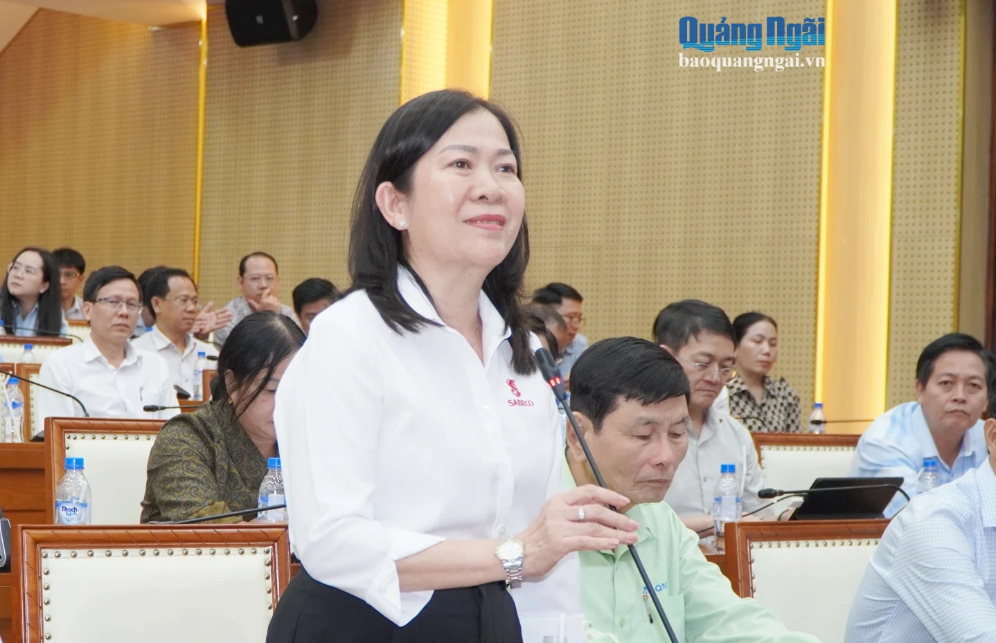 Giám đốc Công ty CP Bia Sài Gòn - Quảng Ngãi Bùi Thị Nhự tham gia ý kiến tại hội nghị.