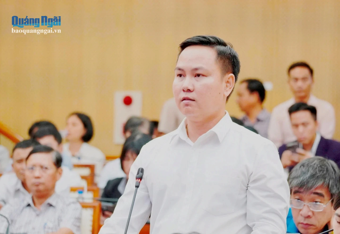 Phó Giám đốc Đối ngoại Công ty CP Thép Hòa Phát Dung Quất Trương Quang Hiệp nêu ý kiến tại hội nghị.