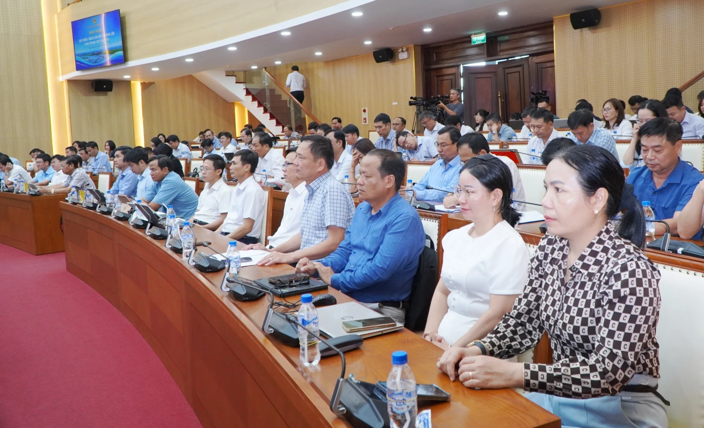 Lãnh đạo các xã, phường, đặc khu tham gia hội nghị.