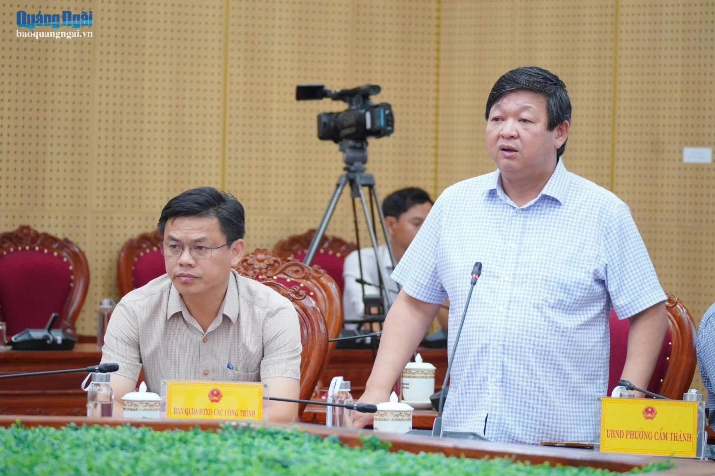 Đại diện Ban Quản lý dự án Đầu tư xây dựng các công trình dân dụng phát biểu tại cuộc họp.