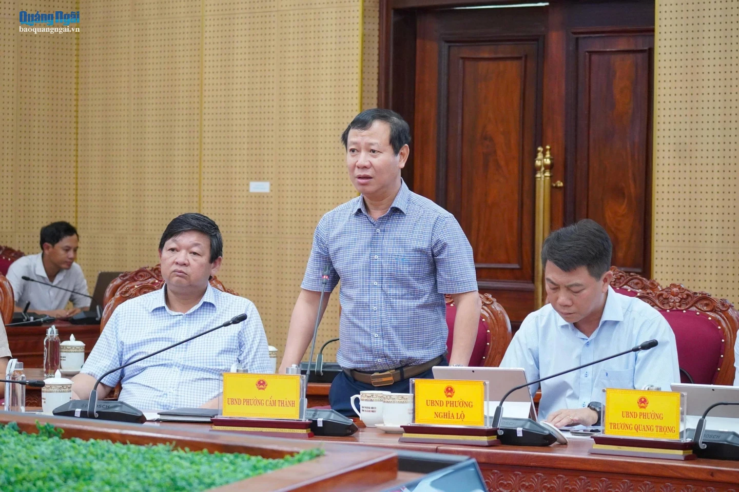 Lãnh đạo phường Cẩm Thành phát biểu tại cuộc họp.