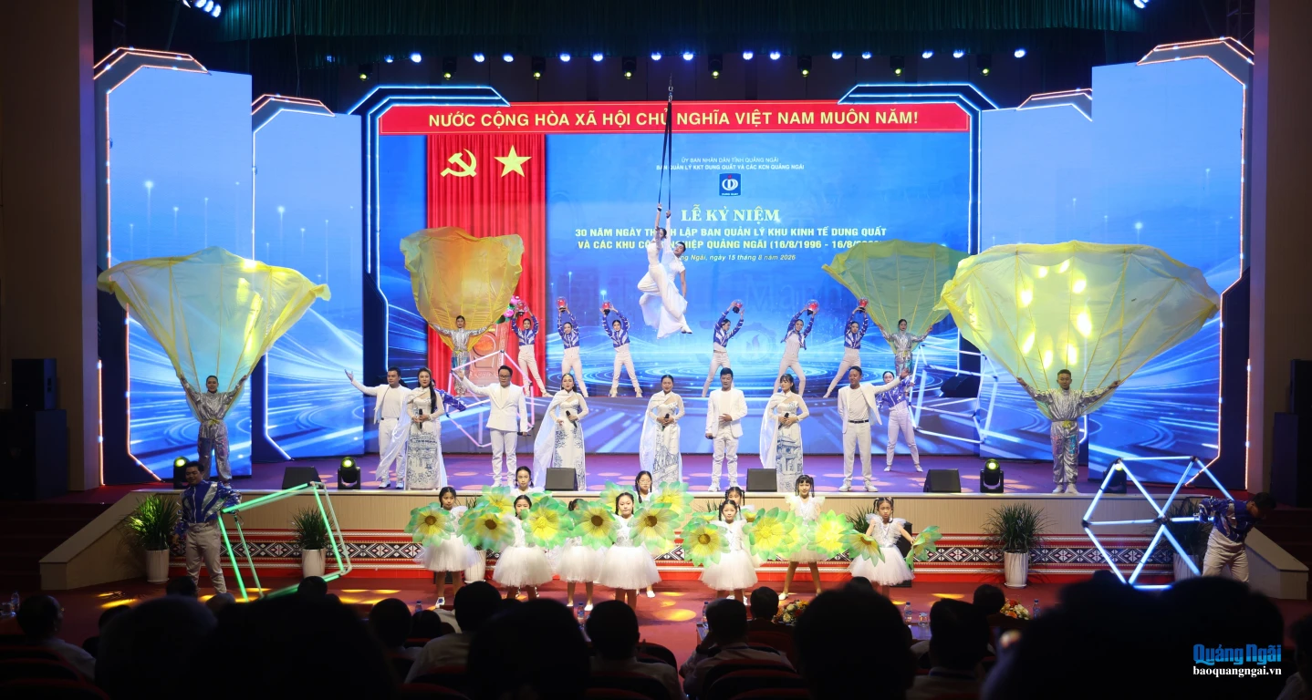 Chương trình văn nghệ chào mừng Lễ kỷ niệm 30 năm Ngày thành lập Ban Quản lý Khu kinh tế Dung Quất và các Khu công nghiệp Quảng Ngãi.