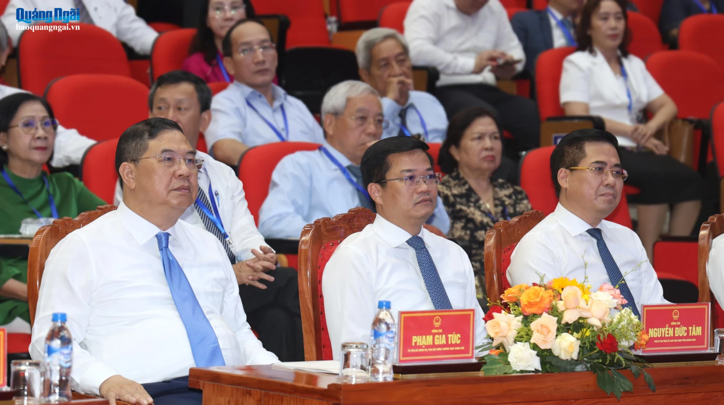 Ủy viên Bộ Chính trị, Phó Thủ tướng Thường trực Chính phủ Phạm Gia Túc; Ủy viên Trung ương Đảng, Phó Trưởng Ban Chính sách chiến lược Trung ương, nguyên Chủ tịch UBND tỉnh Quảng Ngãi Nguyễn Hoàng Giang và Phó Bí thư Tỉnh ủy, Chủ tịch UBND tỉnh Nguyễn Đức Tâm dự lễ kỷ niệm.