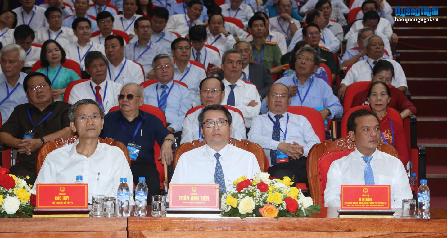 Các đồng chí lãnh đạo các bộ, ngành Trung ương và tỉnh Quảng Ngãi dự lễ kỷ niệm.