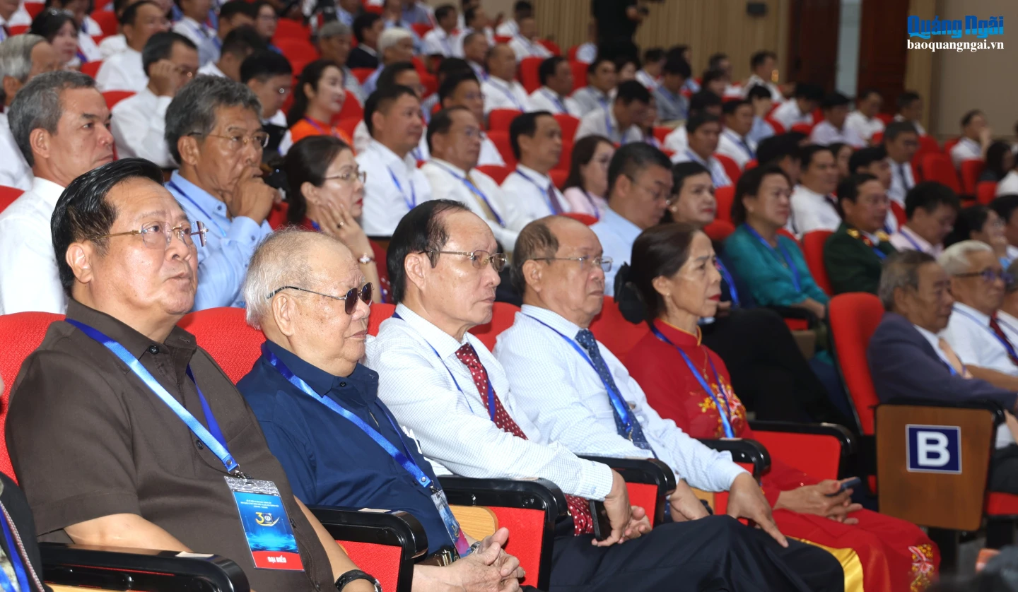 Các đồng chí nguyên lãnh đạo tỉnh dự lễ kỷ niệm.