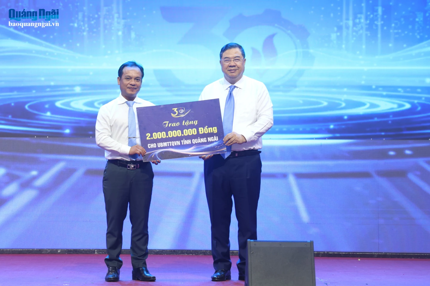 Phó Thủ tướng Thường trực Chính phủ Phạm Gia Túc trao bảng tượng trưng tặng 2 tỷ đồng cho Ủy ban MTTQ Việt Nam tỉnh Quảng Ngãi.