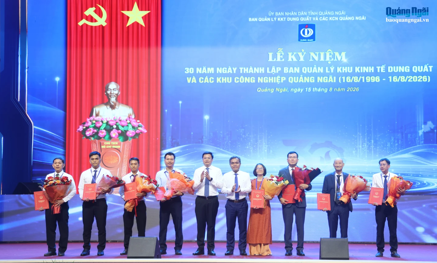 Ủy viên Trung ương Đảng, Bí thư Tỉnh ủy Hồ Văn Niên và Phó Bí thư Tỉnh ủy, Chủ tịch UBND tỉnh Nguyễn Đức Tâm trao giấy chứng nhận cho các nhà đầu tư.