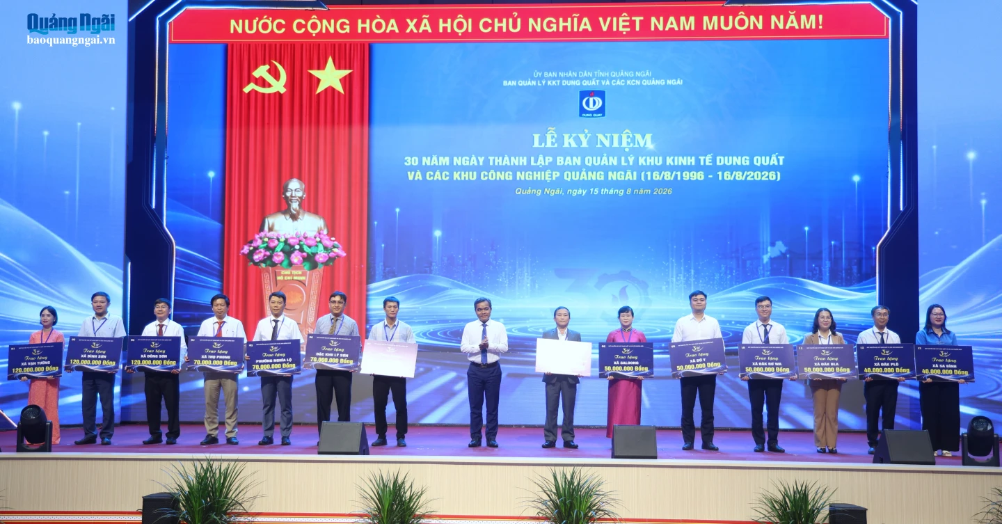 Ủy viên Trung ương Đảng, Bí thư Tỉnh ủy Hồ Văn Niên trao bảng tượng trưng Quỹ khuyến học cho các địa phương.