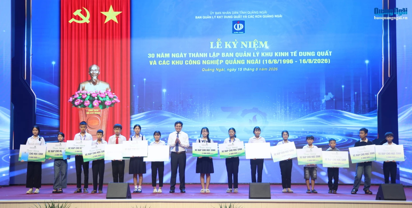Phó Bí thư Tỉnh ủy, Chủ tịch HĐND tỉnh Nguyễn Đức Tuy trao bảng tượng trưng học bổng, xe đạp cho học sinh nghèo.