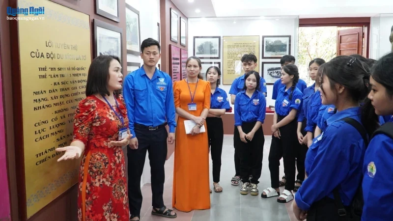 Học sinh Trường THPT Ba Tơ tham quan Bảo tàng Khởi nghĩa Ba Tơ. Ảnh: BÁ SƠN
