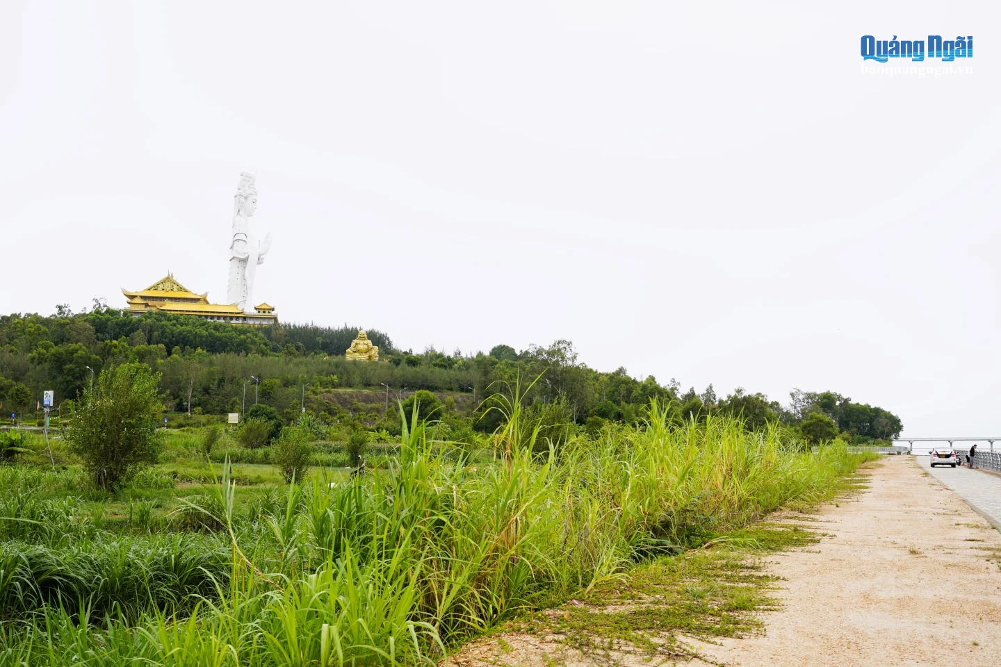 Dự án Đầu tư xây dựng kè chống sạt lở kết hợp tạo quỹ đất bờ Bắc sông Trà Khúc, đoạn qua xã Tịnh Khê có chiều dài 2,2km.