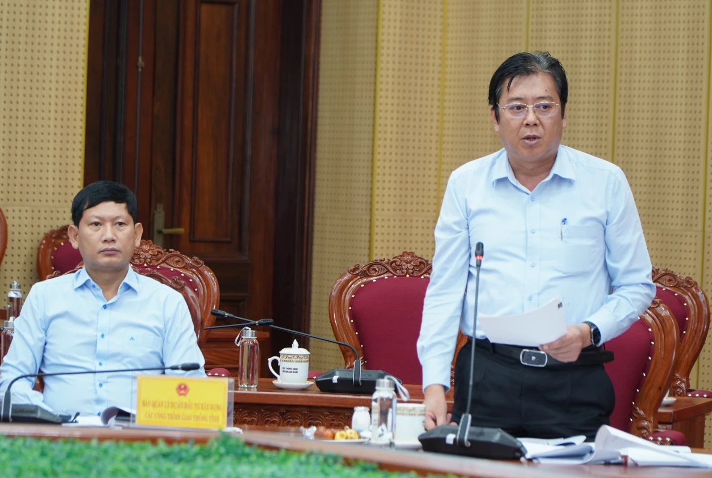 Giám đốc Ban Quản lý dự án Đầu tư xây dựng các công trình giao thông tỉnh Trần Hoàng Vĩnh báo cáo tiến độ thi công, giải ngân các dự án do Ban làm chủ đầu tư.