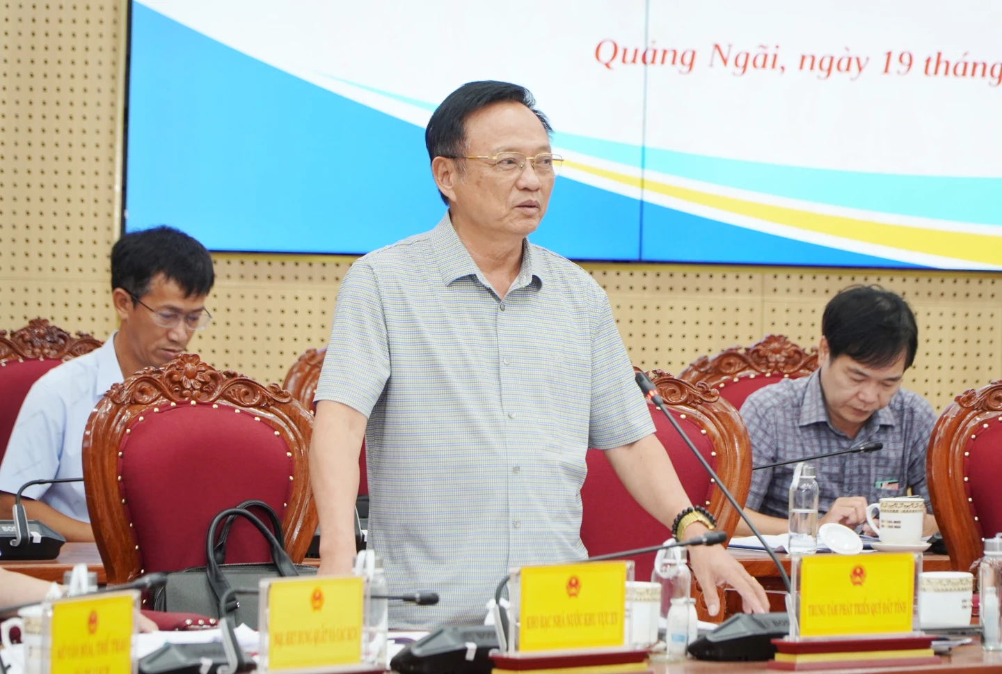 Giám đốc Trung tâm Phát triển quỹ đất tỉnh Phạm Xuân Vinh nêu kiến nghị tại buổi làm việc.
