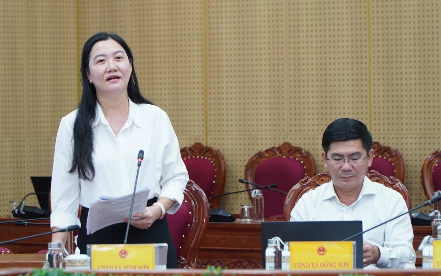 Lãnh đạo UBND xã Bình Sơn báo cáo công tác phối hợp trong giải phóng mặt bằng các dự án của tỉnh triển khai trên địa bàn xã.