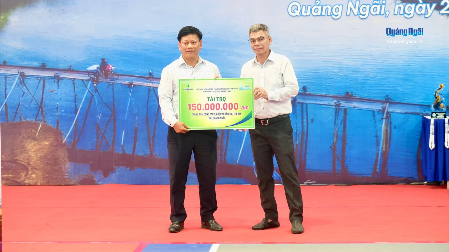 Ban tổ chức giải trao tặng 150 triệu đồng cho Trung tâm Công tác xã hội và Bảo trợ trẻ em tỉnh.