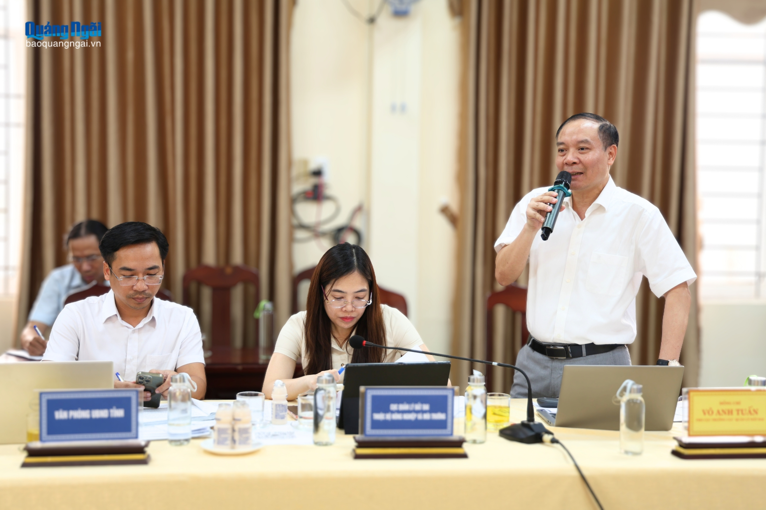 Phó Cục trưởng Cục Quản lý đất đai Võ Anh Tuấn giải đáp những khó khăn, vướng mắc của đại biểu trong công tác xác định giá đất, thẩm định giá đất.